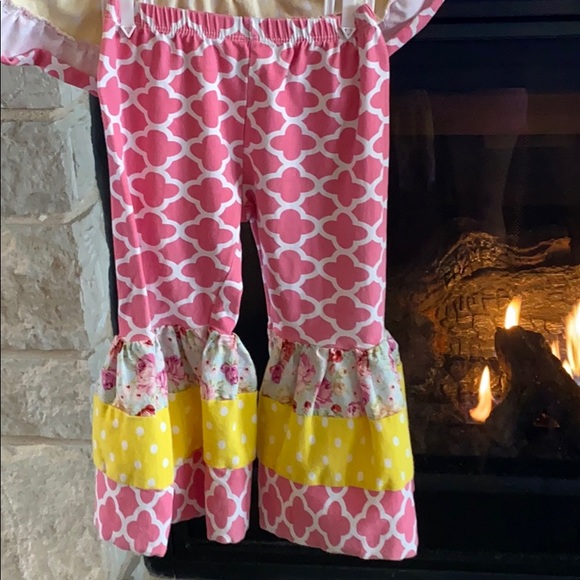 Girls spring outfit with bell bottom leggings - Picture 3 of 3